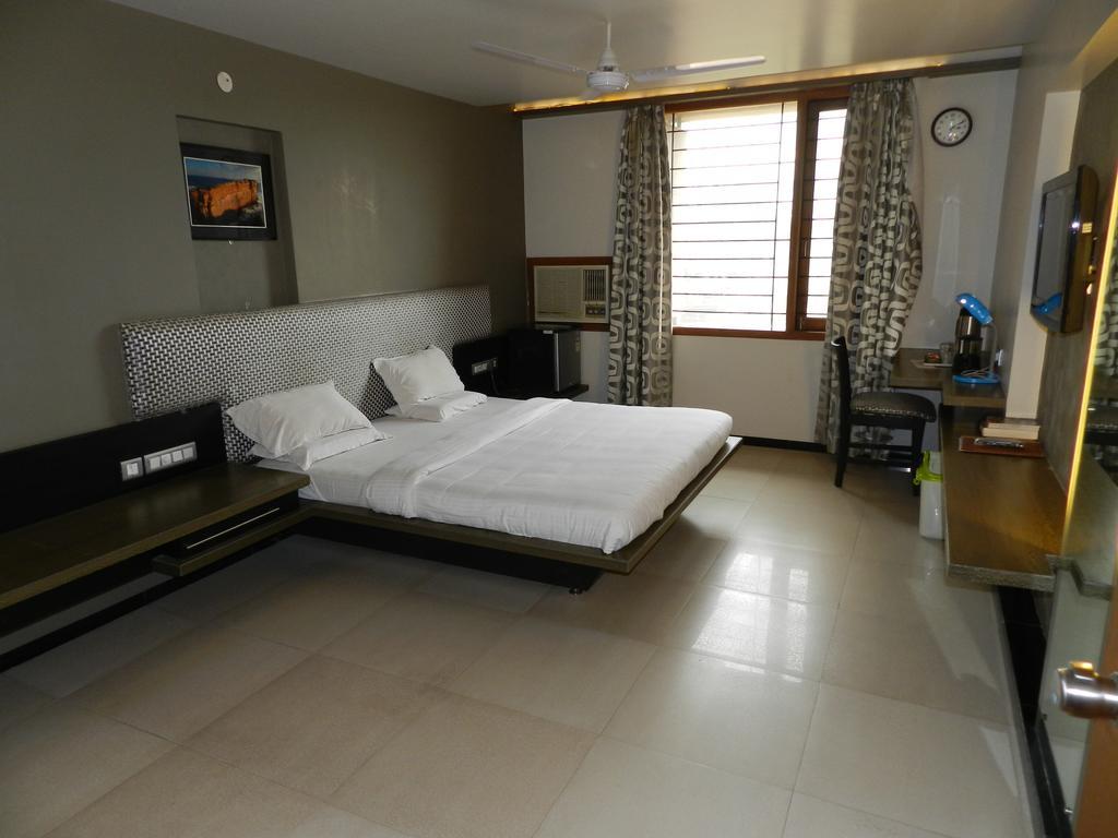 Hotel Rock Regency Toranagallu Номер фото