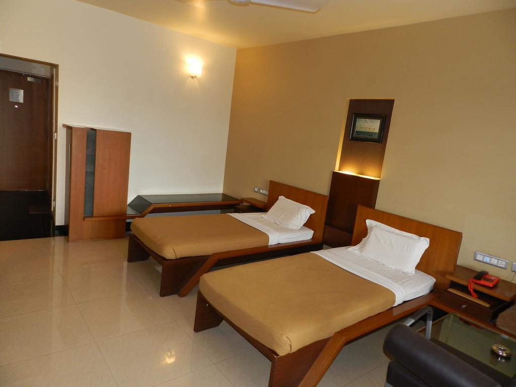Hotel Rock Regency Toranagallu Экстерьер фото