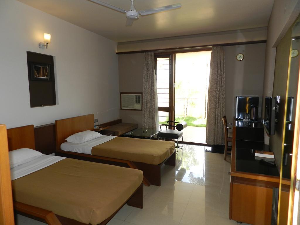Hotel Rock Regency Toranagallu Экстерьер фото