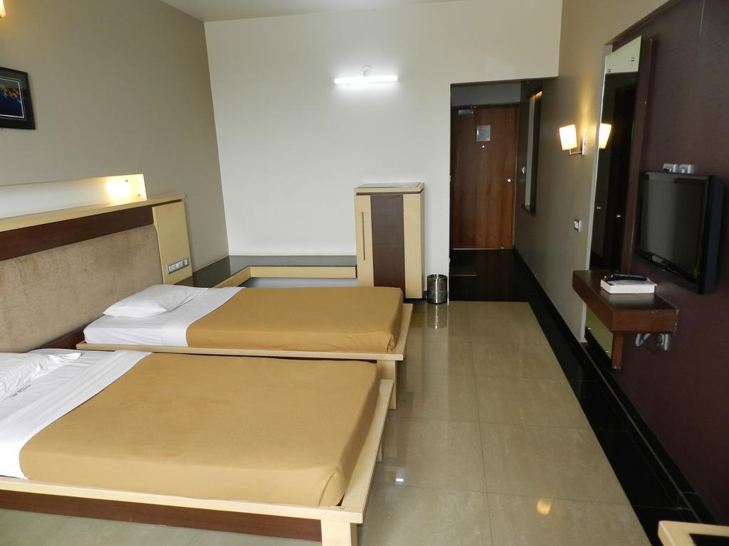 Hotel Rock Regency Toranagallu Экстерьер фото