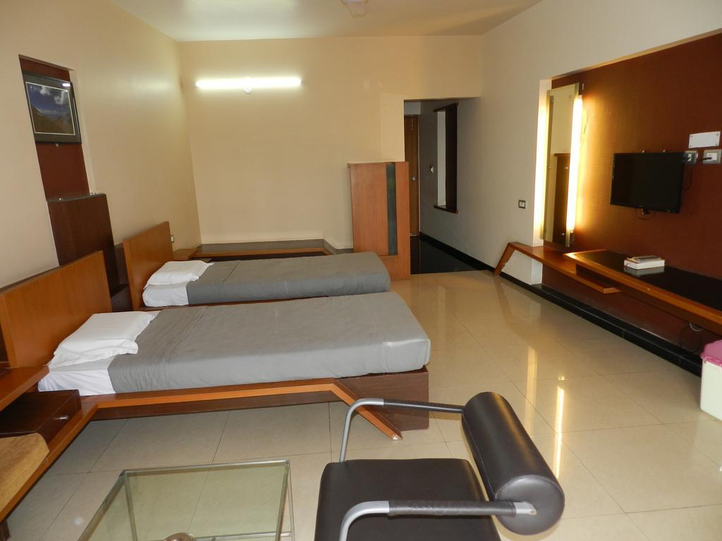 Hotel Rock Regency Toranagallu Экстерьер фото